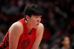 媒体人:杨瀚森的篮板保护更好了 也很少有那种莫名其妙的犯规了