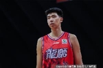 媒体人：徐昕防守面积有限 进攻手段偏少 但确实打得越来越好了