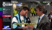 很开心!梅西双响后接受采访间隙完成一次签名!
